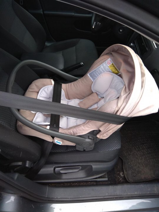 Как крепится автолюлька для новорожденных. Автолюлька Инглезина для новорожденных в машине. Автолюлька для новорожденных на переднее сидение. Как установить автолюльку в машину. Прикрепить автолюльку в машине.